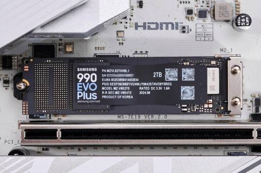 三星990 EVO Plus 主视觉
